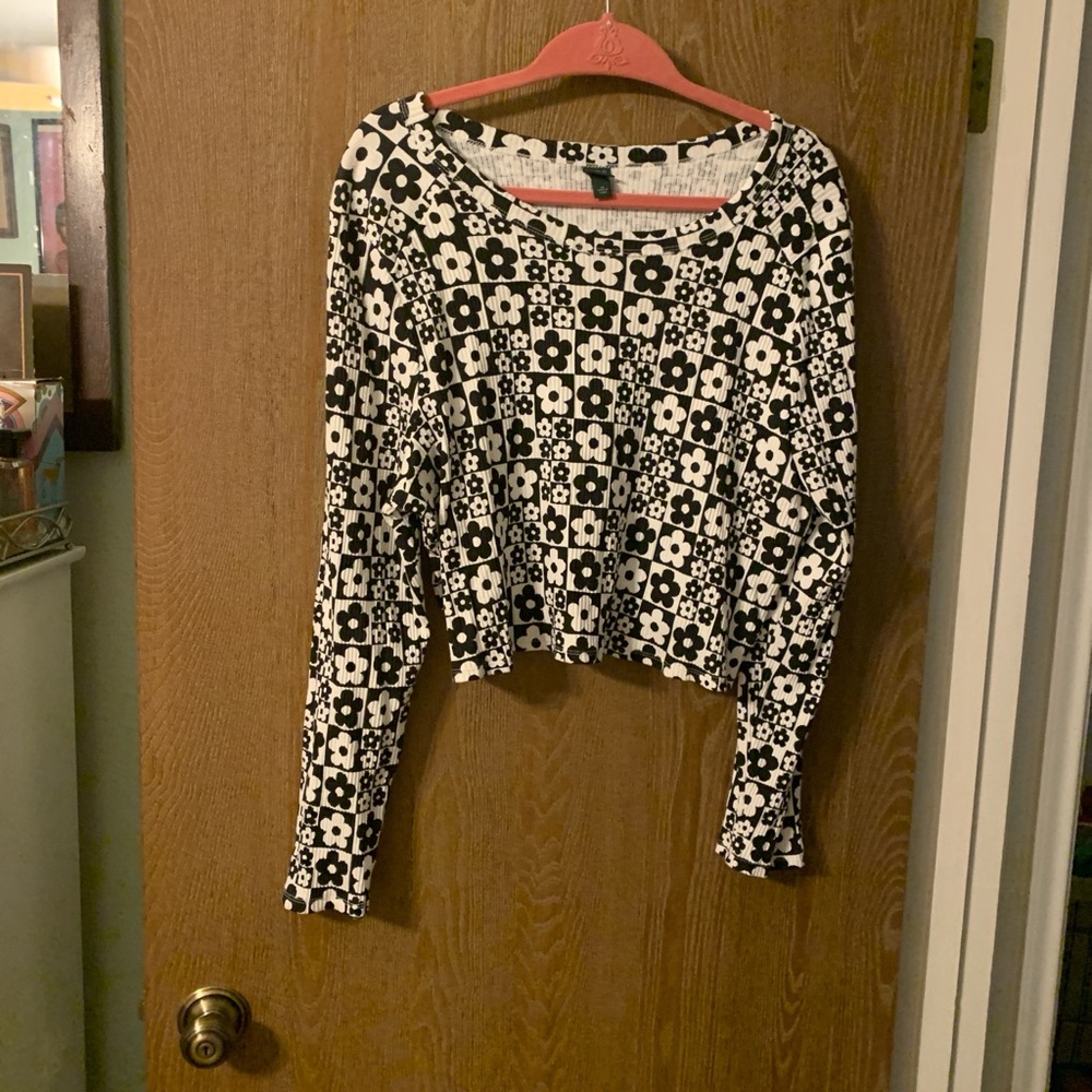 Wild Fable cropped black and white mod long sleeve